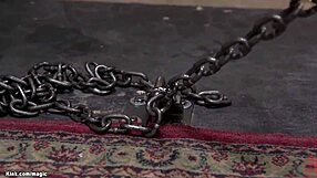 Enormpuppete alt-squirter bundet og knullet hardt