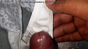 chorro de semen en la tanga blanca preferida de mi amiga la de la panocha rica