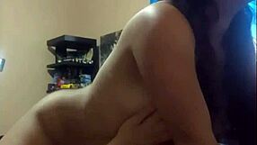 El amigo de mi esposo me abre las piernas para meterme su verga