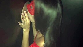 novinha transa e chupa na glory hole da casa de swing