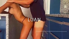 novinha transa e chupa na glory hole da casa de swing