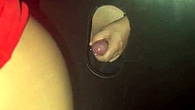 novinha transa e chupa na glory hole da casa de swing