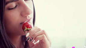 Pozri na roztomilú ruskú modelku Cira Nerri, ako ukazuje svoju perfektnú veľkú zadok v spodnom prádle