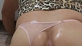 Gemendo na pica fudendo de quatro gay curte alargarco cuzinho