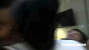 Şişkin dudaklı Layla Perez, Cali Kastro'yu sertçe sikiyor ve tükürüyor.