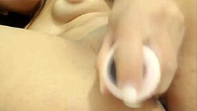 Angelina Grey bintang teen 18+ latih memeknya pake dildo gede banget