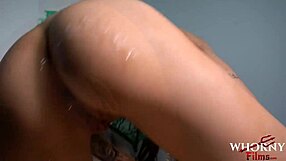 Oletko valmis tälle anaalihuoralle isoilla tisseillä, jonka perse paukutetaan kovaa? Ruskeatukkainen vartalo spermaa täynnä brutaalin nussun jälkeen whornyfilms comilla!