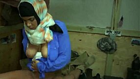 Amatööri teini 18+ pari villiintyy kameralle, tyttö alusvaatteissa sotilasoperaatiossa, nai intohimoisesti