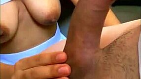 Nežna prijateljica iz otroških let obišče mladega milijonarja in ga tolaži z nežnostjo po težkem dnevu