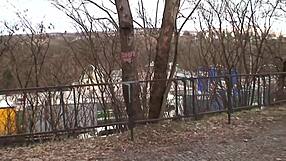 Puistossa nuori 18+ brunetti pienillä luonnollisilla tisseillä lämmittelee vanhemman miehen kanssa ja nielaisee kaiken sperman