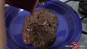 loira prepara brigadeiro gourmet e se lambuza toda ate gozar com consolo cheio de mel de buceta completo no xred