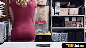 Plavolasa sladka bejba nagnjena za grob doggy od varnostnika