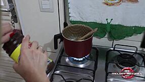loira prepara brigadeiro gourmet e se lambuza toda ate gozar com consolo cheio de mel de buceta completo no xred