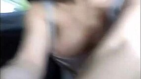 Тя пръстича путката си и сквиртва в колата