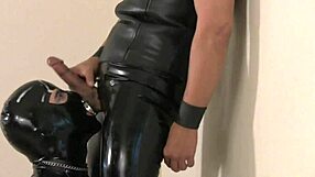 Aku pakai latex muka dikongkek keras ganas