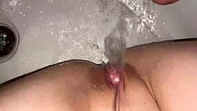 Me masturbo el coño mojado en el baño con chorro de agua sintiéndome sexy