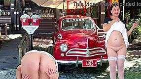 अरे रेजिना नॉयर, अपने शॉर्ट ड्रेस, पस्सी और गैंड के साथ स्ट्रिपटीज और दिखाओ!