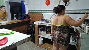 me follo el co�o de la prima de mi hijastro cuando no estaba nadie en casa