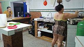 me follo el co�o de la prima de mi hijastro cuando no estaba nadie en casa