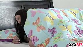 Pajama party dérape avec chatte serrée surprise de la meilleure pote.