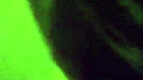 Ebony Mzkiwi prova il primo anal sotto la doccia con scopata amatoriale nel culo