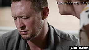 Пиърс Парис и Ди Уилямс в див първичен тройка