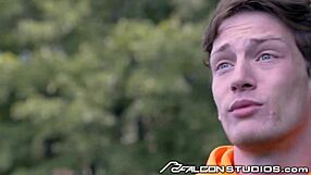 Я не смогла устоять и отсосала хуй незнакомцу за поездку домой с Falconstudios