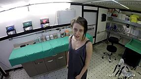 किशोरी 18+ लड़की की अपमानजनक स्ट्रिप सर्च में अंदर क्या है?