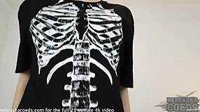 pretty newbie tries glow sticks for first time