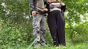 El Olgun Kadının Açık Havada Külotuna Kayıyor O Ovuştururken