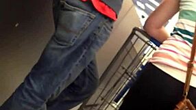 O kurwa, patrz na tę dupę w legginsach yoga w sklepie!