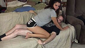 Nevlastní dcera první lapdance s sténajícím cowgirl orgasmem jízda.