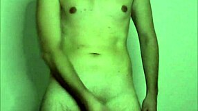 Young 18+ Amateur Masturbates To Cum