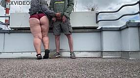 Plácanie sexy milf po tučnom zadku, kým mi drká vtáka na streche parkoviska