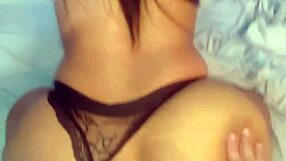 عاهرة كولومبية تحصل على تمدد طيزها بعريض بزب كبير