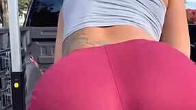 big ass twerks with natural tits