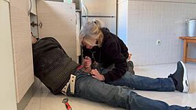 Sıcak karı mutfakta tesisatçıya gizlice oral yapıyor ve dölle bitiriyor