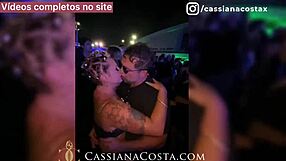 sendo masturbada e sonhando com a amiga loira