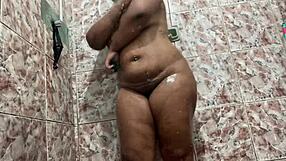 rebolando minha bunda no banho?