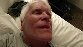 Горячий старый дедушка трахает в дикой четверке