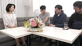 Oye, ¿puede la primera vez de un chico virgen ser cruda con una mujer asiática mayor? ¡Reiko Seo la hace inolvidable! 😍