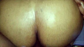 Kestääkö tämä musta BBW kovan anaalin ja kumin perseessä?