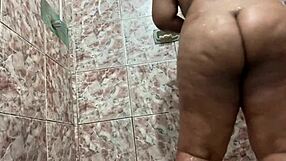 rebolando minha bunda no banho?