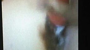 Masturbacja dildem z intensywnym orgazmem