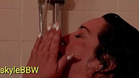 Itskyliebbw showers intensely in fishnets