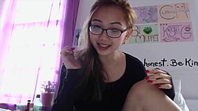 Ázijská tínedžerka 18+ s veľkými cicmi a okuliarmi vloguje amatérske scény