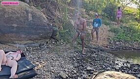 buitenorgie met drie wilde kerels maakte me kapot aan de rivier