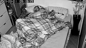 skrita kamera ujame dva vznemirjena fanta v mokrem analnem jebanju in crossdressingu