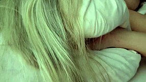 火辣熟女Mommavee偷偷勾引操继表弟Jerry。