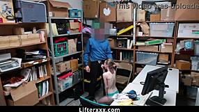 Блондинка тиней Катарина поймана за воровством, оттрахана охранником в молле - LifterXXX